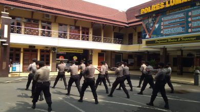 Photo of Tingkatkan Profesionalisme, Satsabhara Polres Lumajang Latih Anggota Drill Tongkat Polri