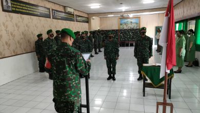 Photo of Dandim Gresik Pimpin  Korp  Raport  Pindah Satuan  Perwira Dan Bintara Kodim Gresik