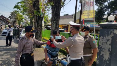 Photo of Operasi Yustisi Gabungan TNI Polri Dan Pemkab Lumajang Ingatkan Masyarakat Pentingnya Protokol Kesehatan