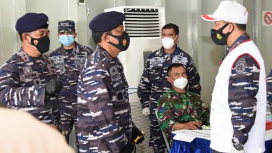 Photo of Dankodiklatal Laksamana Madya TNI Nurhidayat Tinjau Pelaksanaan Vaksin Masal Prajurit TNI Al Wilayah Surabaya