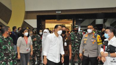 Photo of Tinjau Vaksinasi di Ubaya dan Tunjungan Plaza, Cak Eri Pastikan Sekitar 300 Ribu Warga Surabaya Sudah Divaksin