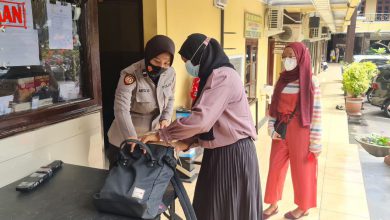 Photo of Tingkatkan Keamanan Mako, Polres Lumajang Siagakan Polwan Geledah Tamu Wanita