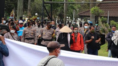 Photo of Puluhan Personel Polres Lumajang Amankan Aksi Damai Kelompok Petani