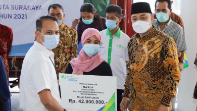 Photo of Didampingi Cak Eri, BPJAMSOSTEK se-Surabaya Berikan Bantuan 8,1 Ton Beras kepada Buruh
