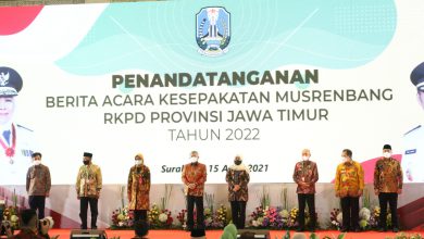 Photo of Pemkot Surabaya Terima Penghargaan Pembangunan Daerah Terbaik I Tahun 2021