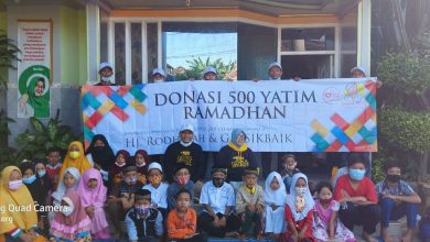 Photo of Menggembirakan 500 Anak Yatim, Dermawan Gresik Hj Rodheyah dan Gus Fik Gresik berbagi donasi di Ramadhan Jumat Berkah