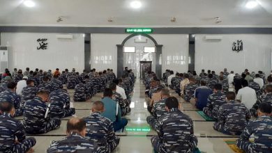 Photo of Selesai Sholat Jumat, Prajurit Kodiklatal Gelar Istighotsah Di Masjid Quwatulbariah