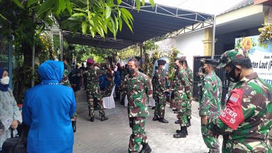 Photo of Gubernur AAL Dampingi KASAL Kunjungi dan Kuatkan Moril Keluarga Prajurit KRI Nanggal-402