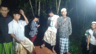 Photo of Jenazah Eks Pengungsi Syiah Di Makamkan Di Kampung Halamannya