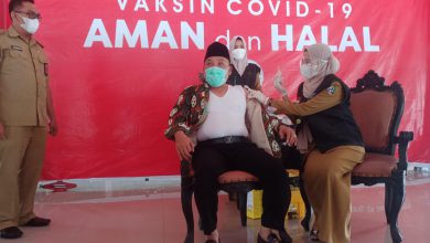 Photo of Tertunda Karena Penyintas Covid Bupati Sampang Melakukan Vaksinasi Tahap Pertama