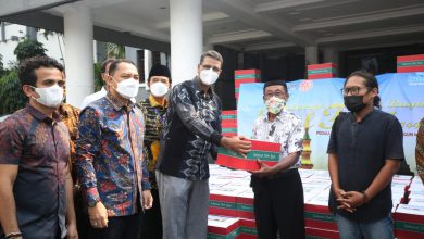 Photo of Terima Bantuan 700 Paket Sembako, Pemkot Surabaya Bagikan kepada Seniman yang Terdampak Covid-19