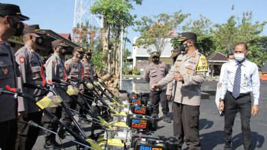 Photo of Di Penghujung Bulan Suci Ramadhan,Kapolres Sampang Serahkan 14 Traktor Kepada Polsek Jajaran