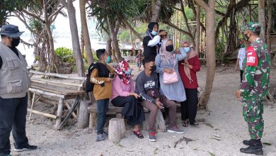 Photo of Babinsa Koramil 0817/18 Tambak Terapkan Prokes Kepada Para Pengunjung Dilokasi Wisata