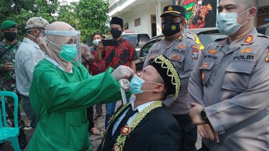 Photo of Tekan Penyebaran Virus Corona Varian Baru, Pengantin Pria Asal Kabupaten Bangkalan Di Swab Antigen