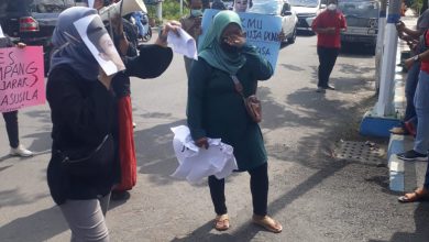 Photo of Ikut Aksi Demo,Ibu Korban Kasus Pencabulan Menangis Meminta Pelaku Segera Di Tangkap