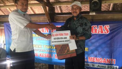 Photo of Pemberian Tali Asih Purna Tugas Kasi Kesra Desa Dan Staf Kesra Kecamatan Menganti