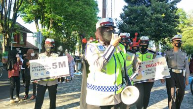 Photo of Sadarkan Masyarakat Akan Bahaya Covid 19, Satlantas Polres Lumajang Gelar Drama Teatrikal Pocong Dan Keranda Jenazah