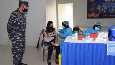 Photo of Lebihi Kuota, Antusiasme Masyarakat Surabaya Ikuti Serbuan Vaksinasi TNI AL yang Digelar AAL