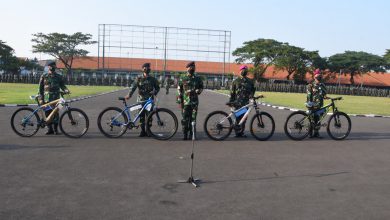 Photo of Ditengah Pemberlakuan PPKM Empat Prajurit Kodiklatal dapat Rejeki Sepeda Gunung