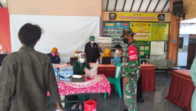 Photo of Serka Sumarto Babinsa  Panceng  Dampingi Pelaksanaan Vaksinasi Covid -19 Warga Binaannya