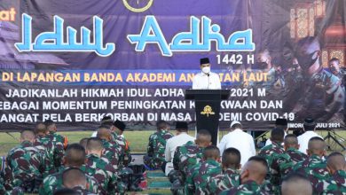 Photo of Gubernur dan Taruna AAL Sholat Idul Adha di Lapangan Banda