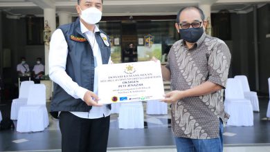 Photo of Wali Kota Surabaya Eri Cahyadi Terima Bantuan Oksigen dan Peti Jenazah dari Alumni Gadjah Mada