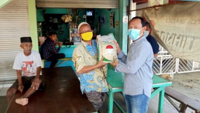 Photo of Gandeng Pemkab, KWG Salurkan Bantuan Beras Untuk Warga Terdampak Covid-19