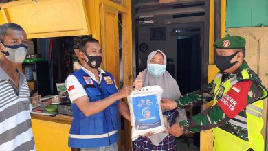 Photo of Babinsa  Koramil  0817/05 Kota  Datangi Rumah Warga Binaan  Berikan Bantuan Sembako
