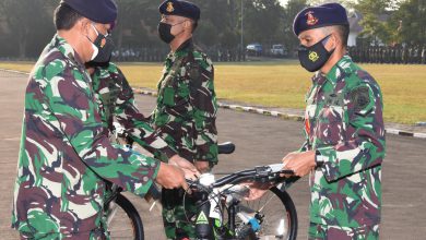 Photo of Disaat PPKM Akibat Covid 19 Komandan Kodiklat TNI AL Beri Empat Sepeda Gunung Kepada Bingsis Teladan
