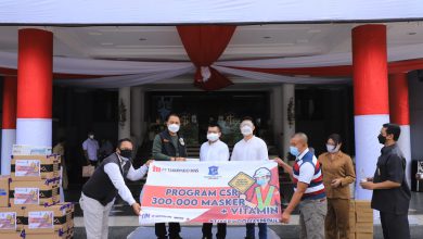Photo of Terima Vitamin dan Ribuan Handsanitizer, Wali Kota Eri : Akan Dibagikan kepada Nakes dan Relawan Surabaya Memanggil