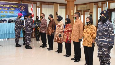 Photo of Sesuaikan Prokes Covid-19, Dankodiklat TNI AL Serahkan Tali Asih, Tunjangan Babinpotmar dan Brevet Kepada Perwakilan Prajurit