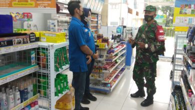 Photo of Serda Joko Himbau  Pekerja  Mini Market Untuk Terapkan  Protokol  Kesehatan