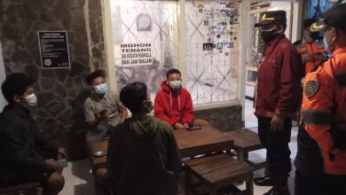 Photo of Patroli Penegakan PPKM Level 4, Petugas Gabungan Ingatkan Pemilik Dan Pengunjung Cafe Taati Prokes