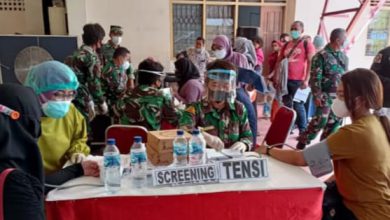 Photo of Nakes TNI AL dari Kodiklatal Turut Partisipasi dalam Serbuan Vaksin Nasional yang Diselenggarakan Kogartap III Surabaya