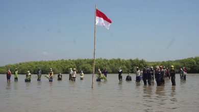 Photo of Momen HUT Kemerdekaan RI-76, Nelayan Pesisir Gresik Melaksanakan Upacara Bendera di Laut