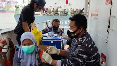 Photo of TNI AL Kodiklatal Tak Kenal Lelah Laksanakan Vaksinasi ABK Kapal-Kapal Niaga di Pelabuhan Tanjung Perak