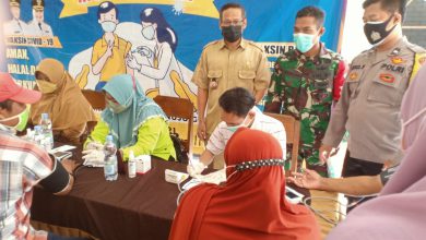 Photo of Babinsa Koramil Kedamean Pantau Vaksin Tahap II di Desa Belahan Rejo