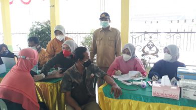 Photo of Kades Lengkong, Cerme Pantau Langsung Pelaksanaan Vaksin Di Desanya
