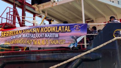 Photo of Jelang HUT TNI AL Ke-76, Kodiklatal Gencarkan Serbuan Vaksin Ke Kapal-Kapal Niaga di Pelabuhan Tanjung Perak