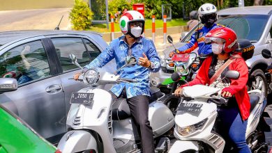Photo of Gaya Blusukan Wali Kota Eri: Motoran Pakai Vespa Sambil Serap Aspirasi Warga