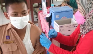 Photo of Ratusan Siswa SMPN 17 Gresik Antusias Ikuti Vaksin Tahap Pertama