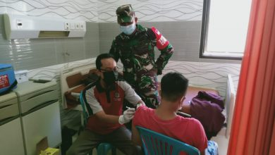 Photo of Pastikan Kegiatan Vaksin Berjalan Lancar dan Tertib Danramil  Dukun Pantau Langsung Pelaksanaanya