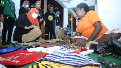 Photo of Wisata Malam di Pasar Mama-Mama Papua, Gubernur Khofifah Borong Noken untuk Oleh-oleh