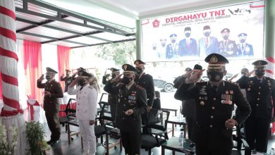Photo of Hadiri Peringatan HUT TNI Ke-76, Kapolres Lumajang Beri Kejutan Kepada Dandim 0821 dan Danyon 527