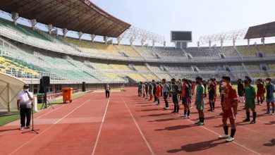Photo of Pemerintah Kota Surabaya melalui Dinas Pemuda dan Olahraga memulai seleksi Diklat Sepak Bola Surabaya di Stadion  GBT