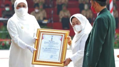 Photo of Peringatan HSN 2021, Gubernur Khofifah Beri Penghargaan Jer Basuki Mawa Beya Emas kepada Pencipta “Syubbanul Wathan” dan “Shlawat Badar”