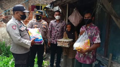 Photo of Kapolsek Sampang Berikan Bantuan Sembako Kepada Warga Tidak Mampu