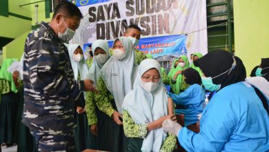 Photo of TNI AL Kebut Vaksinasi Maritim, Vaksinator AAL Sasar Ratusan Siswa SMP-SMA Sidoarjo di Hari Sumpah Pemuda