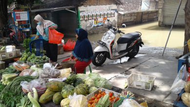 Photo of Pasar Benjeng Tutup, Para pedagang Berjualan Di Badan Jalan Akibat Luapan Kaliamong