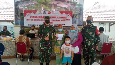 Photo of Bantu Pulihkan Perekomian Masyarakat Kodim 0817/Gresik Distribusikan BTPKLW-TNI